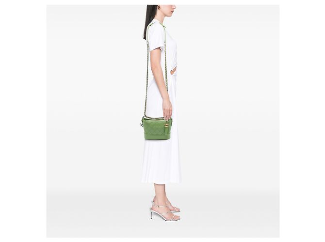 Chanel Gabrielle Hobo en cuir agé de veau matelassé vert, petite taille - vue 6