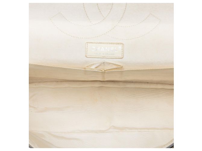 Chanel White Maxi Embossed Calfskin 31 Rue Cambon Reissue 2.55 Double Flap Bianco Bianco sporco - vista 4