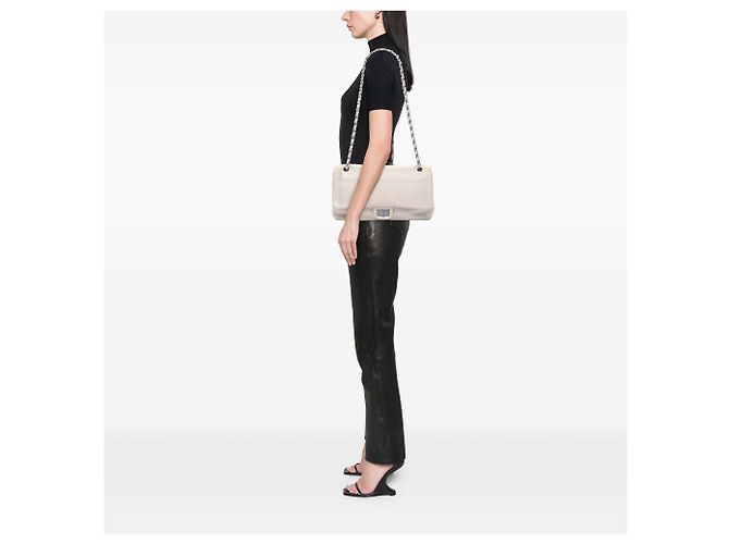 Chanel White Maxi Embossed Calfskin 31 Rue Cambon Reissue 2.55 Double Flap Bianco Bianco sporco - vista 6