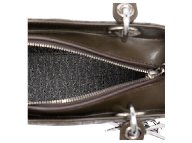 Lady Dior Cannage in vernice marrone misura Medium Cachi - vista 4