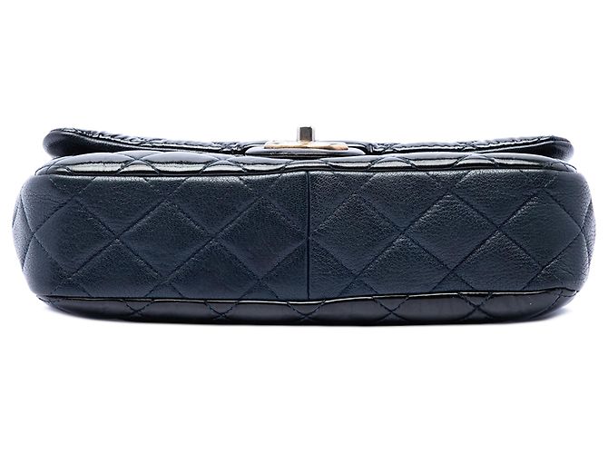Chanel Blue Paris Salzburg Medium Patent e Goatskin CC Eyelet Flap Blu navy - vista 3
