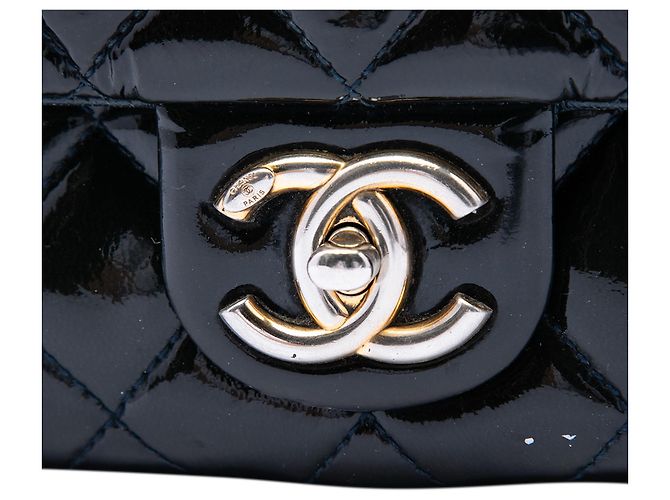 Chanel Blue Paris Salzburg Medium Patent e Goatskin CC Eyelet Flap Blu navy - vista 5
