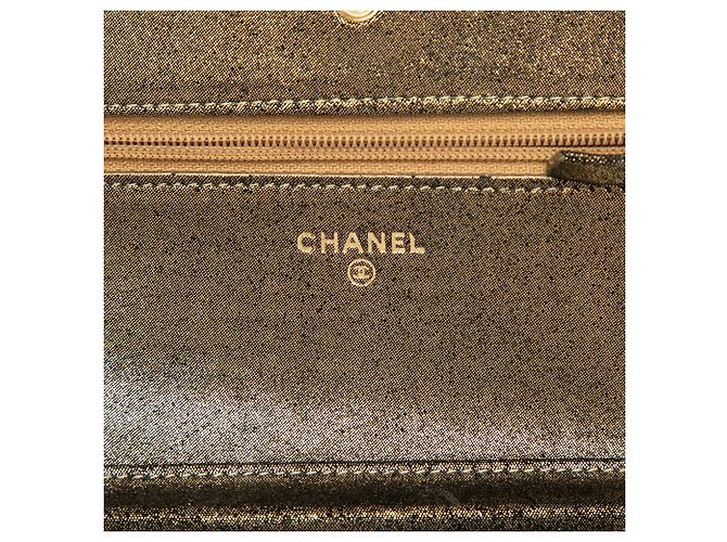 Wallet On Chain Portafoglio con catena Chanel in agnello trapuntato iridescente oro tartan con bottone - vista 5