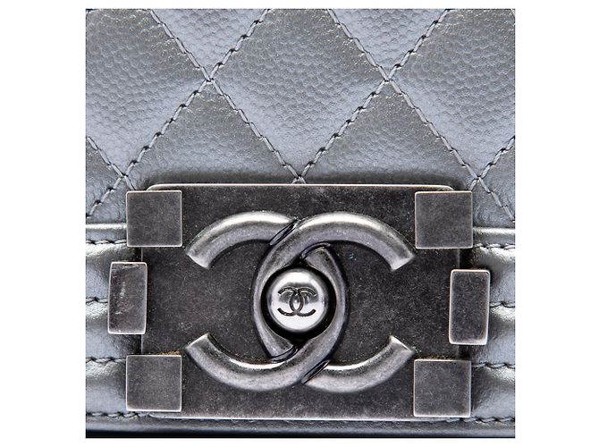Chanel Boy Flap aus gestepptem metallischem Caviar Silber Alt Größe Medium - Ansicht 5