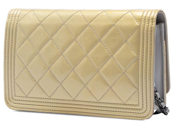 Carteira Chanel Boy matelassada bege em couro envernizado com corrente - vista 2