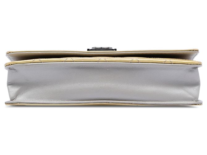 Carteira Chanel Boy matelassada bege em couro envernizado com corrente - vista 3
