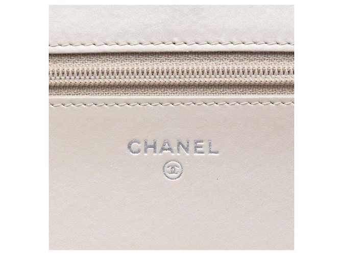 Carteira Chanel Boy matelassada bege em couro envernizado com corrente - vista 5
