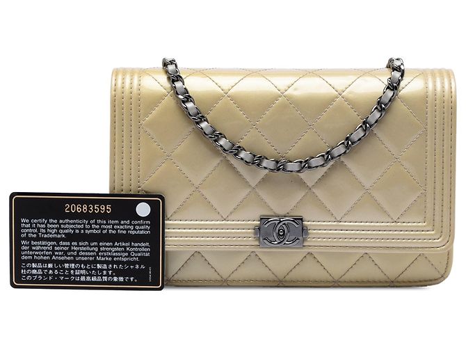 Carteira Chanel Boy matelassada bege em couro envernizado com corrente - vista 7