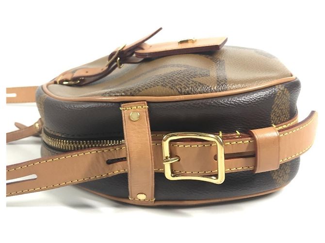 Louis Vuitton Giant Monogram Boite Chapeau Souple Pochette Marrone - vista 4