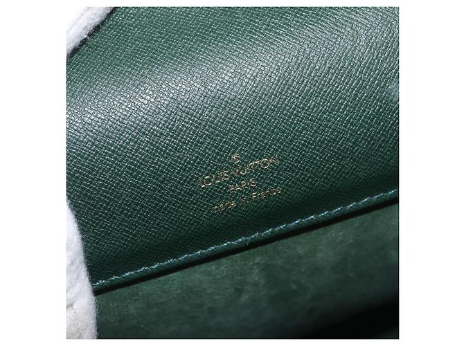 Louis Vuitton Serviette Kourad Taiga Leather Verde - vista 5