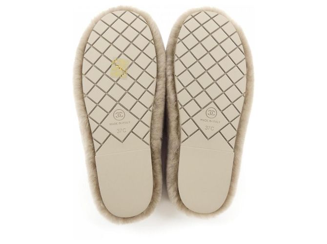 Timeless Chanel G45984B17892 Shearling-Lammfell-Sandalen Beige - Ansicht 4