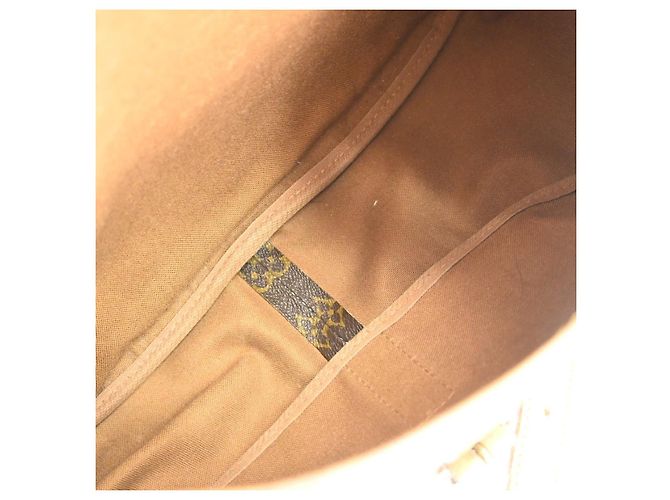 Louis Vuitton Saumur Monogram Canvas 35 Marrone - vista 3