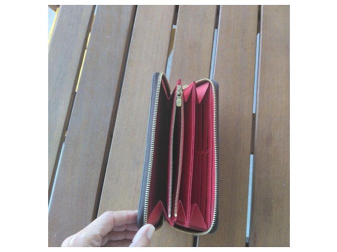 Louis Vuitton Cartera Zippy Monogram Canvas Castaño Roja - vista 3