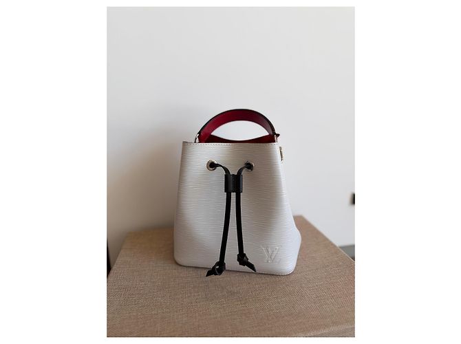 Louis Vuitton Noé BB borsa a secchiello in pelle Epi Nero Bianco Rosso - vista 2