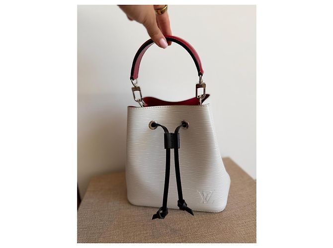 Louis Vuitton Noé BB borsa a secchiello in pelle Epi Nero Bianco Rosso - vista 3