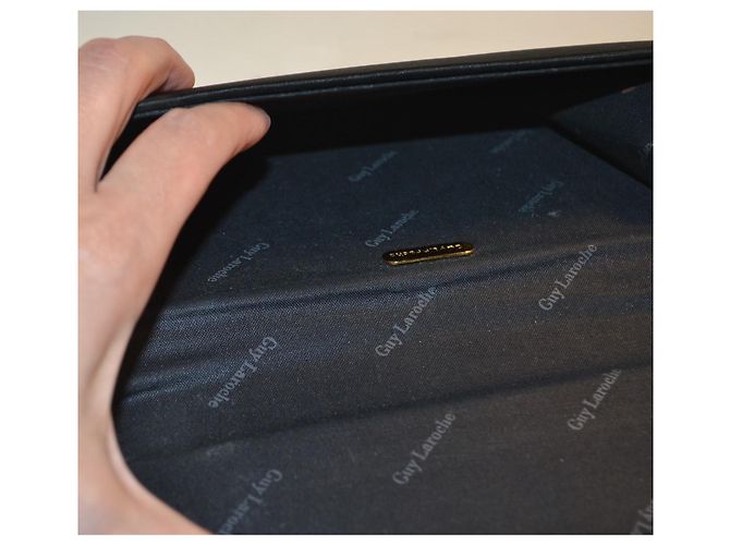 Guy Laroche Pochette negra con cadena dorada y cristales Negro - vista 6