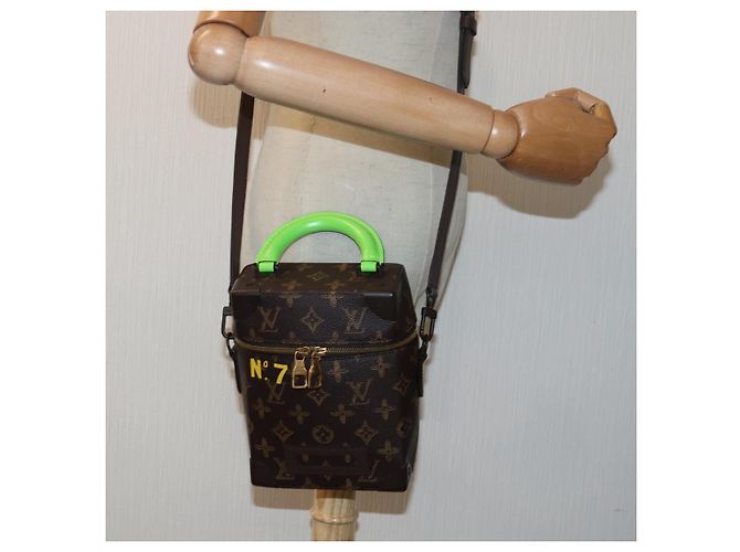 LOUIS VUITTON Bolso de Hombro Monogram Vertical Box M59664 LV Auth 82618SAM Monograma - vista 23