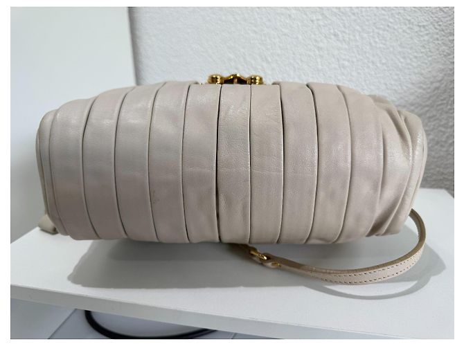 Miu Miu Matelasse borsa in pelle beige Gold hardware - vista 8
