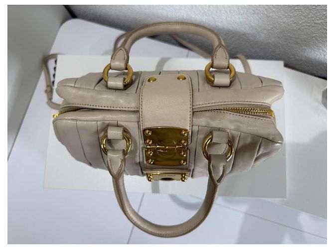 Miu Miu Matelasse borsa in pelle beige Gold hardware - vista 9