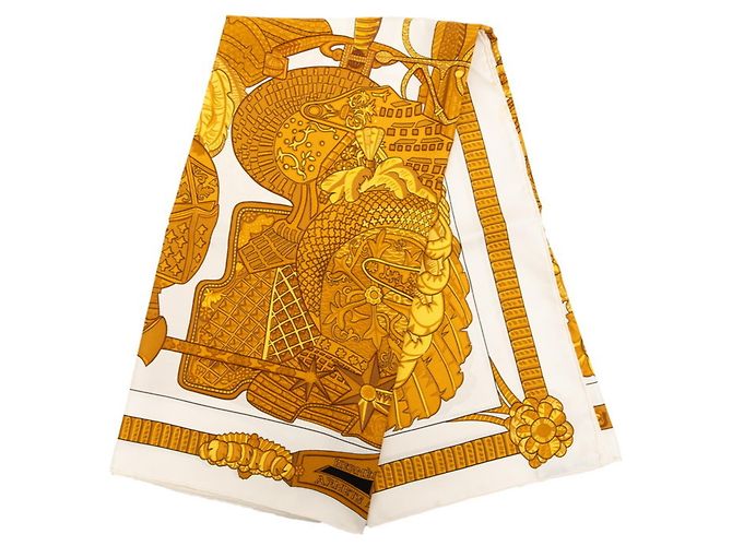 Hermès Hermes Carré 90 ARMETS en PANACHE Sciarpa con elmo piumato D'oro Crudo - vista 2