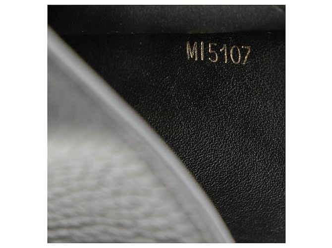 Cartera Louis Vuitton Capucines Compact Negro - vista 7