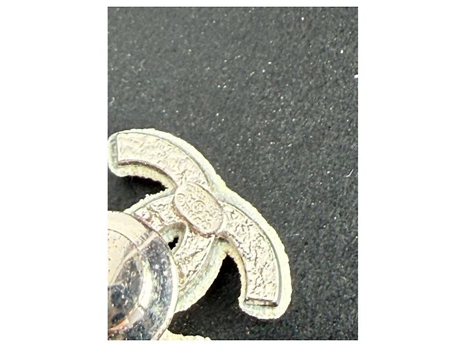 Spilla Chanel logo CC in metallo argentato e bianco - vista 4