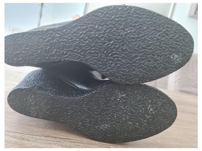 Stivali wedge Chanel in pelle nera e pelliccia Nero - vista 9