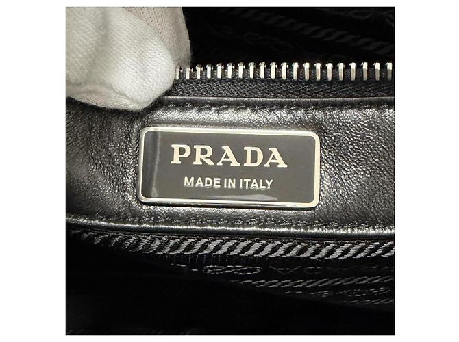 Bolso de hombro Prada en cuero negro con logotipo de triángulo - vista 10