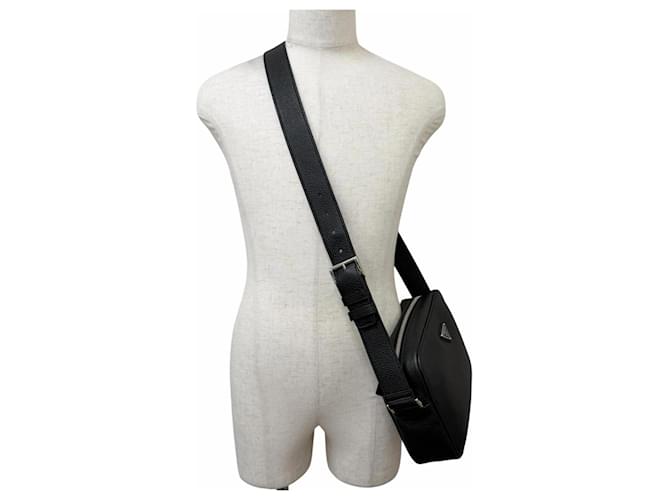 Bolso de hombro Prada en cuero negro con logotipo de triángulo - vista 2