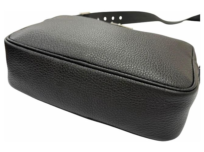 Bolso de hombro Prada en cuero negro con logotipo de triángulo - vista 5