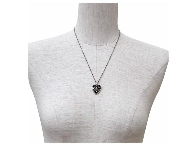 Collana in pizzo Chanel C24K Coco Mark Heart Nero Argento - vista 3