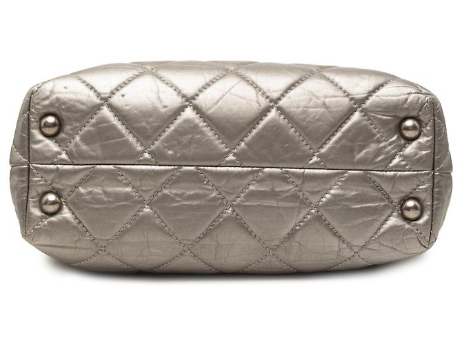 Tote Reissue 2.55 em couro de vitelo envelhecido metálico acolchoado cinza Chanel - vista 3