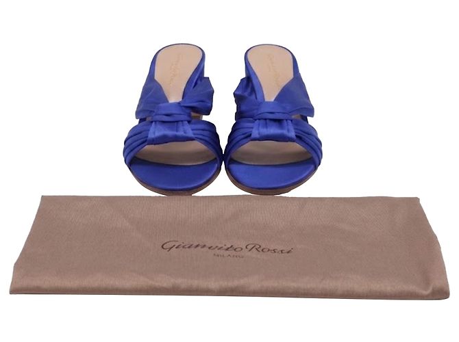 Gianvito Rossi Twist Knot Mules aus blauem Satin - Ansicht 6