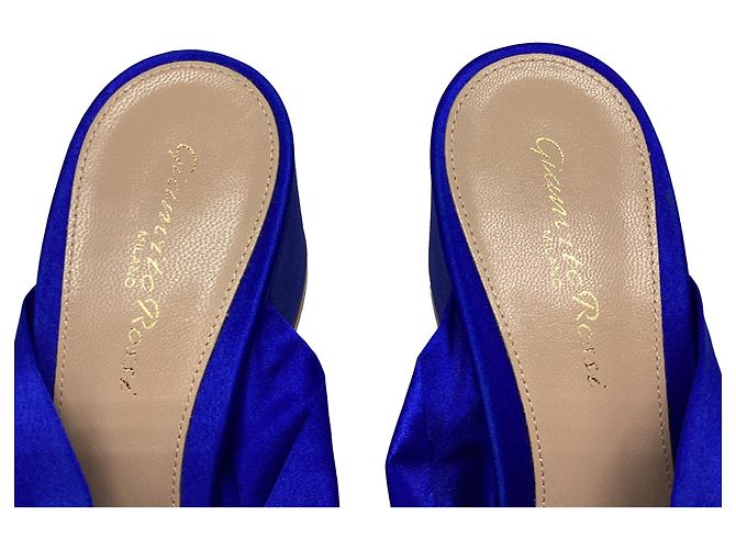 Gianvito Rossi Twist Knot Mules aus blauem Satin - Ansicht 7
