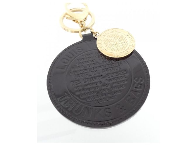 Louis Vuitton Vernis Porte Clés Long T&B Keyring Dorado Burdeos - vista 2