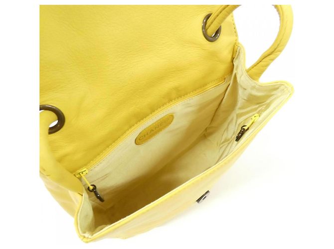 Borsa a tracolla in pelle gialla Chanel Giallo - vista 9