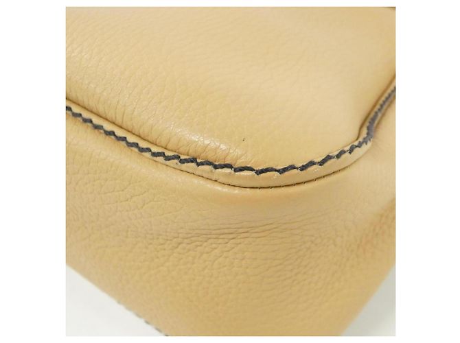 Borsa a tracolla Chanel 23053 in pelle beige - vista 3