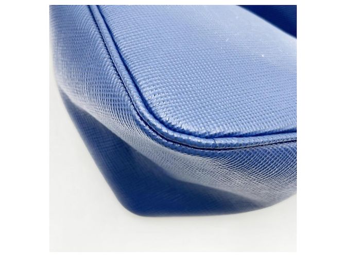 Borsa a tracolla Prada Triangle in pelle blu - vista 5