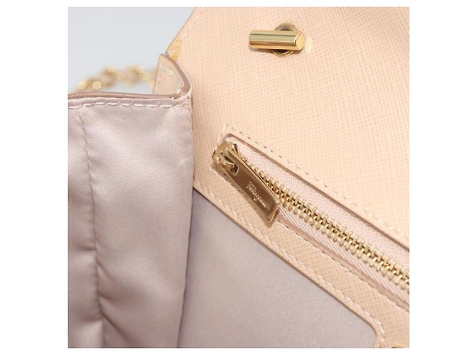Borsa a tracolla con catena Salvatore Ferragamo in pelle beige oro Auth ki6669V - vista 22