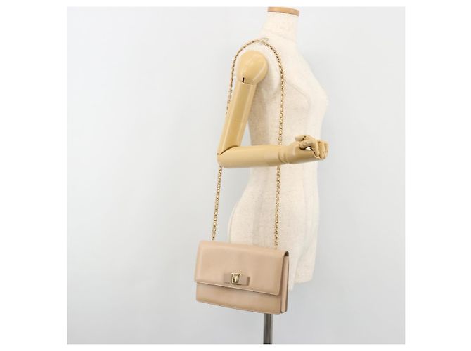 Borsa a tracolla con catena Salvatore Ferragamo in pelle beige oro Auth ki6669V - vista 24