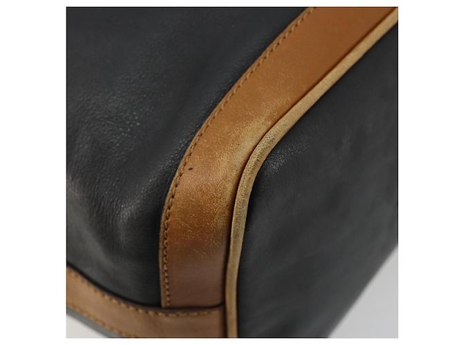 Céline Bolsa de ombro CELINE em couro preto com detalhes dourados Autêntica 185080 - vista 16