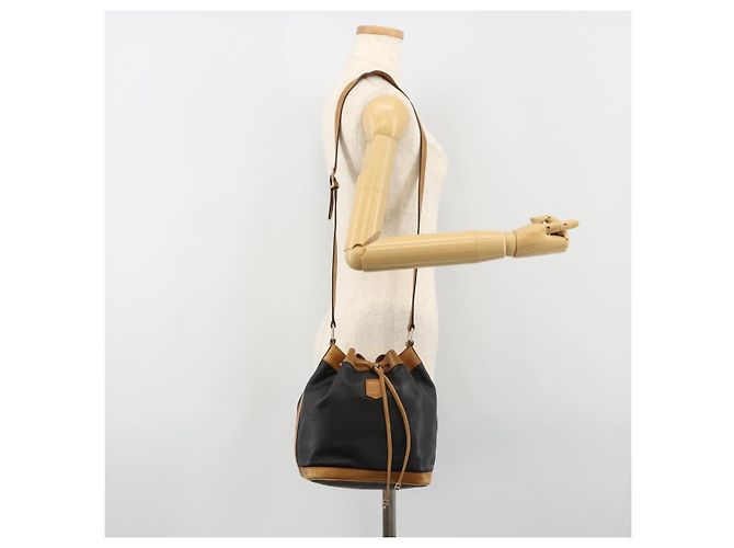 Céline Bolsa de ombro CELINE em couro preto com detalhes dourados Autêntica 185080 - vista 23