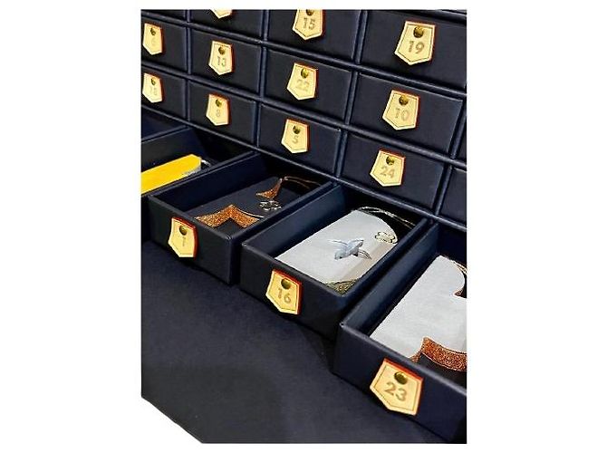 Louis Vuitton Adventskalender 2025 Le Voyage des Lumières Golden Dunkelblau - Ansicht 10