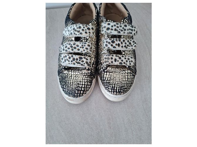 Autre Marque Vanessa Wu Sneakers Basse Pelle Metallizzata Leopardata Nero Bianco Stampa leopardo Gold hardware - vista 3