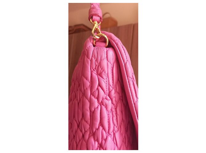 Mala de mão Miu Miu em couro acolchoado rosa com cristais - vista 11