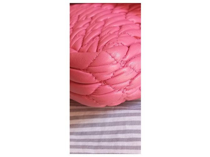 Mala de mão Miu Miu em couro acolchoado rosa com cristais - vista 13