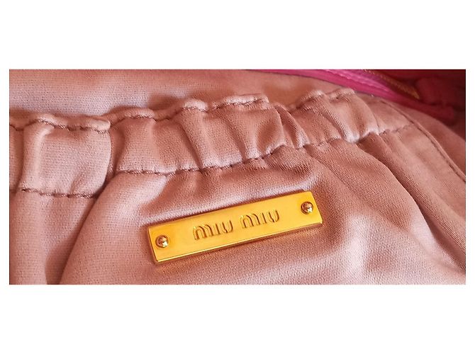 Mala de mão Miu Miu em couro acolchoado rosa com cristais - vista 15