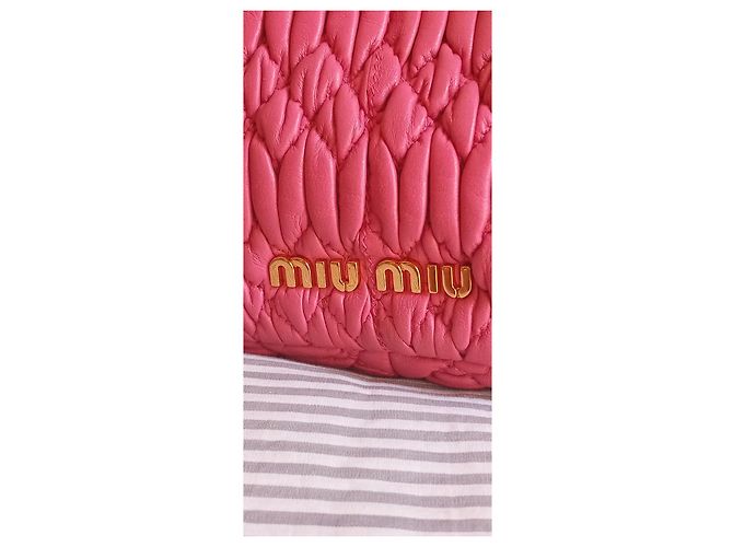 Mala de mão Miu Miu em couro acolchoado rosa com cristais - vista 16