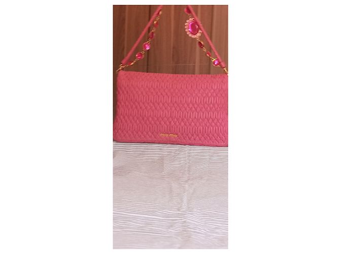 Mala de mão Miu Miu em couro acolchoado rosa com cristais - vista 2