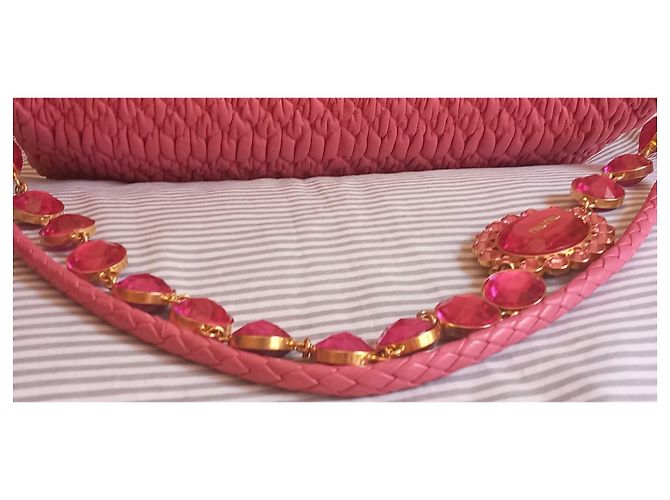 Mala de mão Miu Miu em couro acolchoado rosa com cristais - vista 5